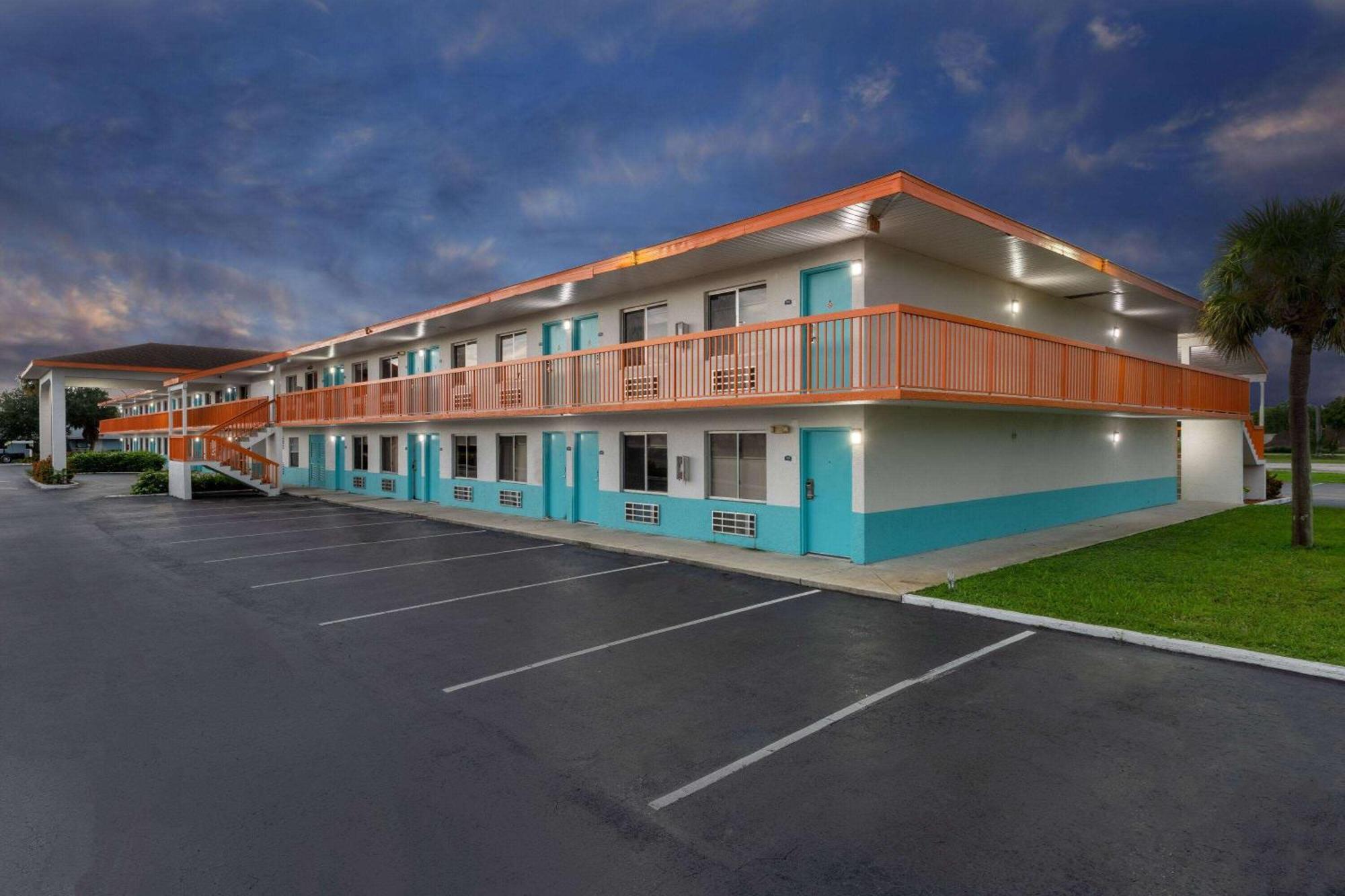 Howard Johnson By Wyndham Vero Beach/I-95 Exterior foto